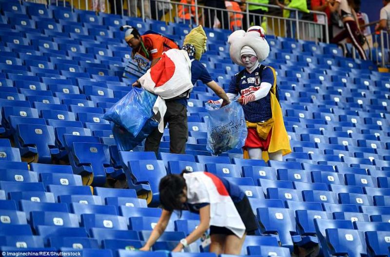 cổ động viên Nhật Bản dọn dẹp rác tại World Cup cổ động viên Nhật Bản dọn dẹp rác tại World Cup